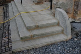 Die Treppe ist fertig verfugt.